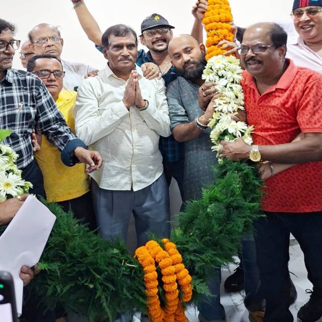 সংবর্ধিত ইমপা-র অস্থায়ী সভাপতি রতন সাহা।