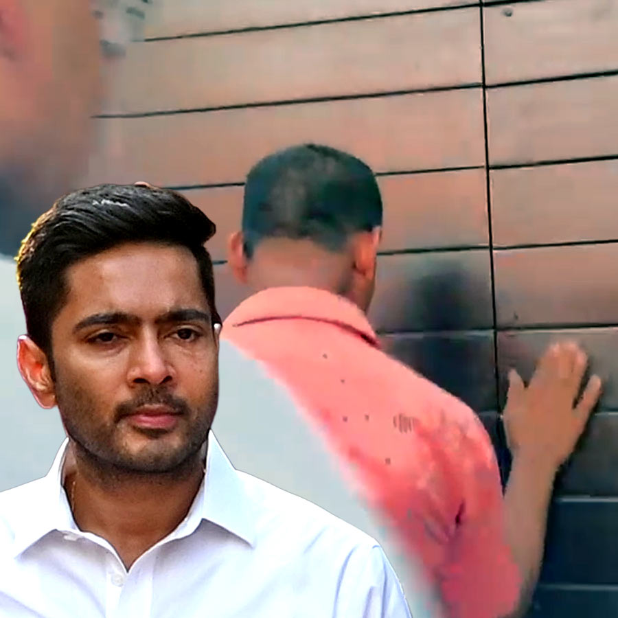 অভিষেক বন্দ্যোপাধ্যায়ের বাড়িতে পুলিশ।