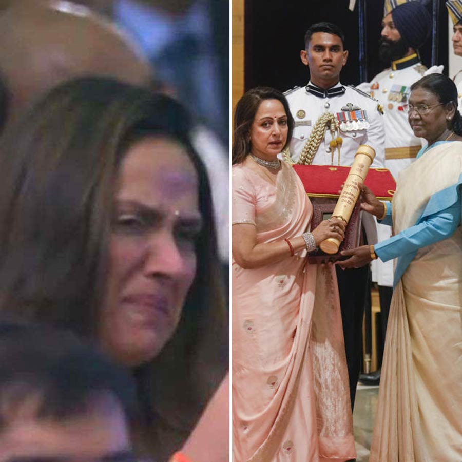 রাষ্ট্রপতির হাত থেকে ধর্মেন্দ্রের মরোণত্তর সম্মান গ্রহণ করছেন হেমা মালিনী।