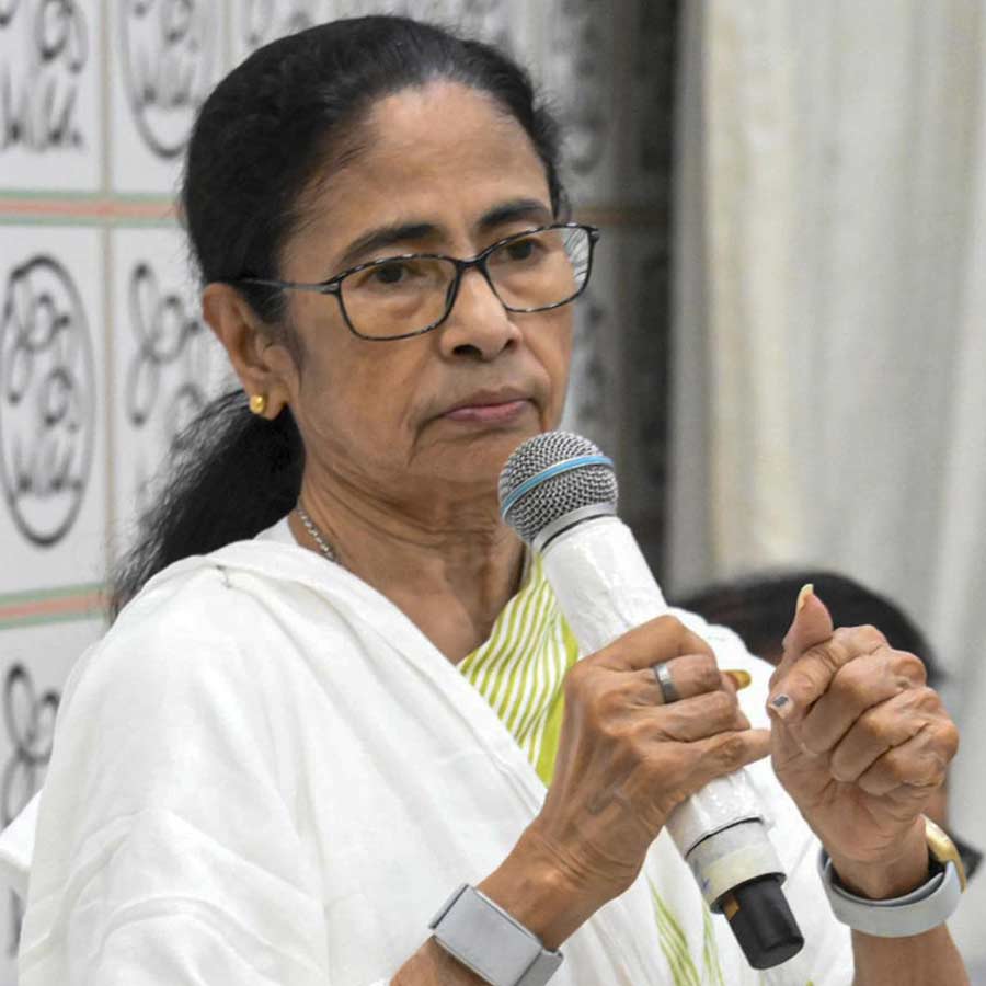 Mamata Banerjee sends a message to boost the morale of TMC councilors in the Dum Dum area; a five-member special legal committee has been formed