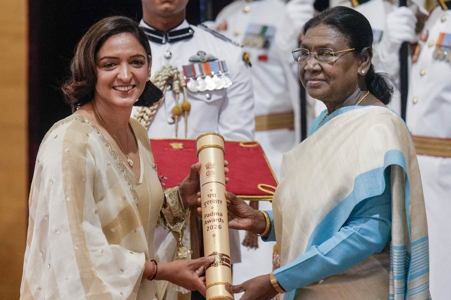 হরমনপ্রীত কৌরের হাতে পদ্মশ্রী সম্মান তুলে দিচ্ছেন রাষ্ট্রপতি দ্রৌপদী মুর্মু।