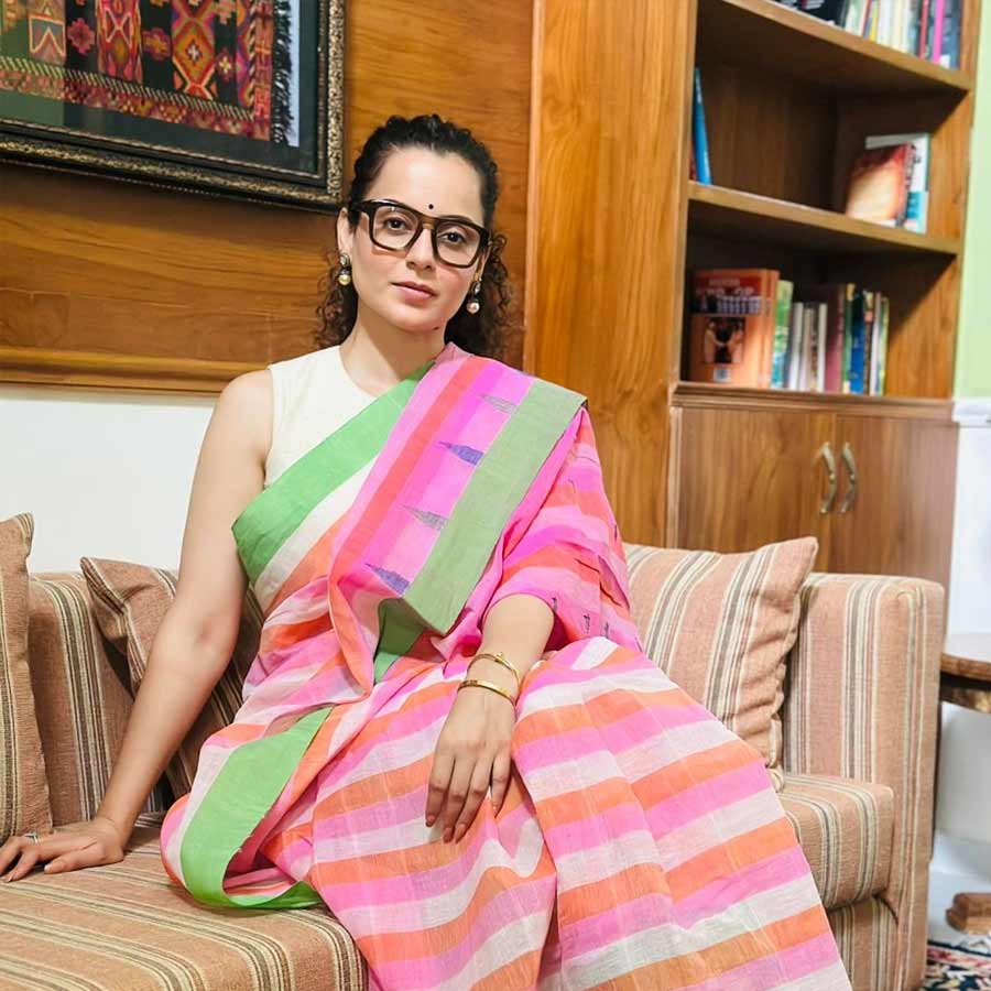 বলিউডে ‘নেপোটিজ়ম’ বা স্বজনপোষণ নিয়ে একটা অভিযোগ বরাবরের। বিষয়টি নিয়ে কঙ্গনা এক বার মন্তব্য করেছিলেন, যা অনেকের মনে থাকতে পারে। ২০১৭ সালে ‘কফি উইথ কর্ণ’ অনুষ্ঠানে কর্ণ জোহরকে সরাসরি কঙ্গনা বলেছিলেন, “তুমি হলে স্বজনপোষণের ধ্বজাধারী।” 