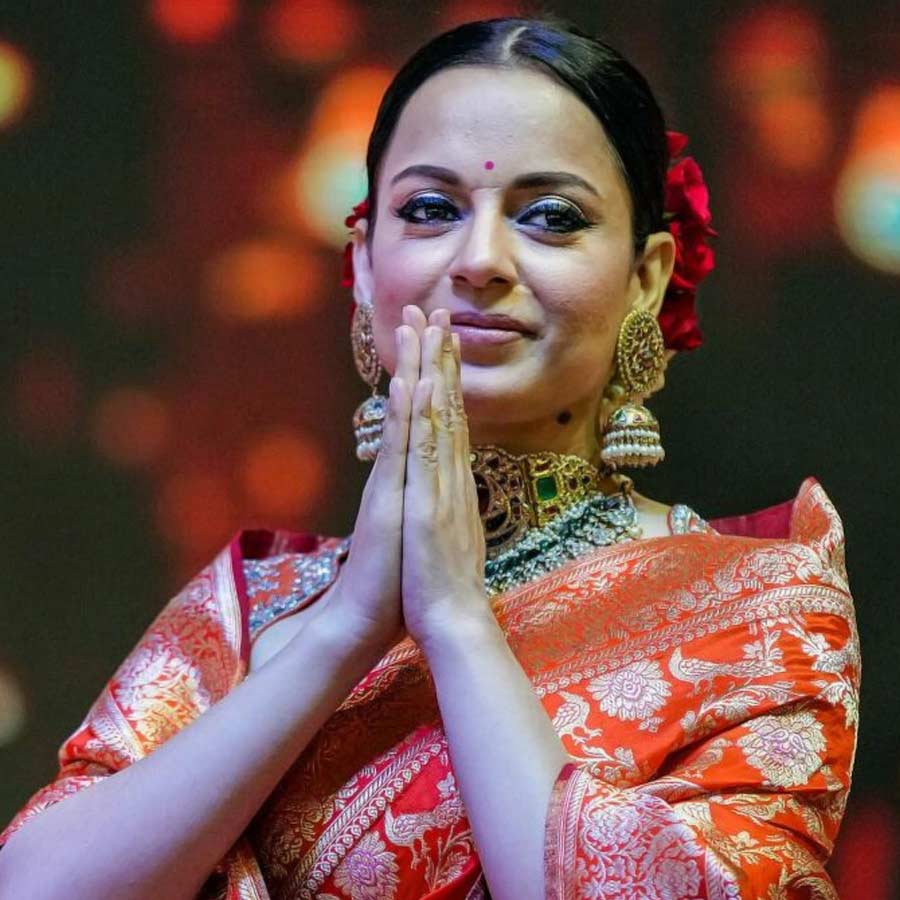 কঙ্গনার ‘নেপোটিজ়ম’ বিতর্ক টেনে এক সাক্ষাৎকারে অনন্যা পাণ্ডের উদ্দেশ্যে অভিনেতা সিদ্ধান্ত চতুর্বেদী বলেছিলেন, “আমাদের স্বপ্ন যেখানে পূরণ হয়, সেখান থেকে স্টারকিডদের পরিশ্রম শুরু হয়।” 