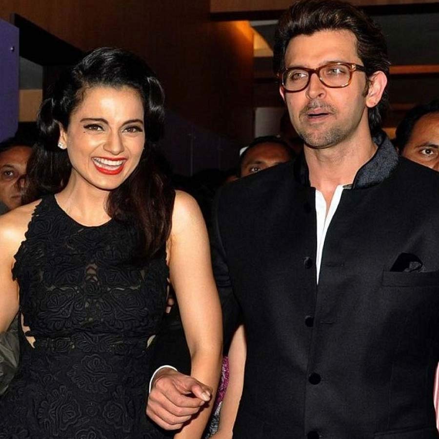 কঙ্গনার জীবনে বিতর্কের শুরু এক যুগেরও আগে। ২০১৩ সাল থেকে হৃতিক রোশন ও কঙ্গনার মধ্যে সম্পর্কের গুঞ্জন তৈরি হয়েছিল। যদিও বিবাহিত হৃতিক সেই সম্পর্ককে কোনও দিনই মান্যতা দেননি। কঙ্গনা পরে দাবি করেছিলেন, হৃতিকের সঙ্গে তাঁর প্রেমের সম্পর্ক ছিল। 