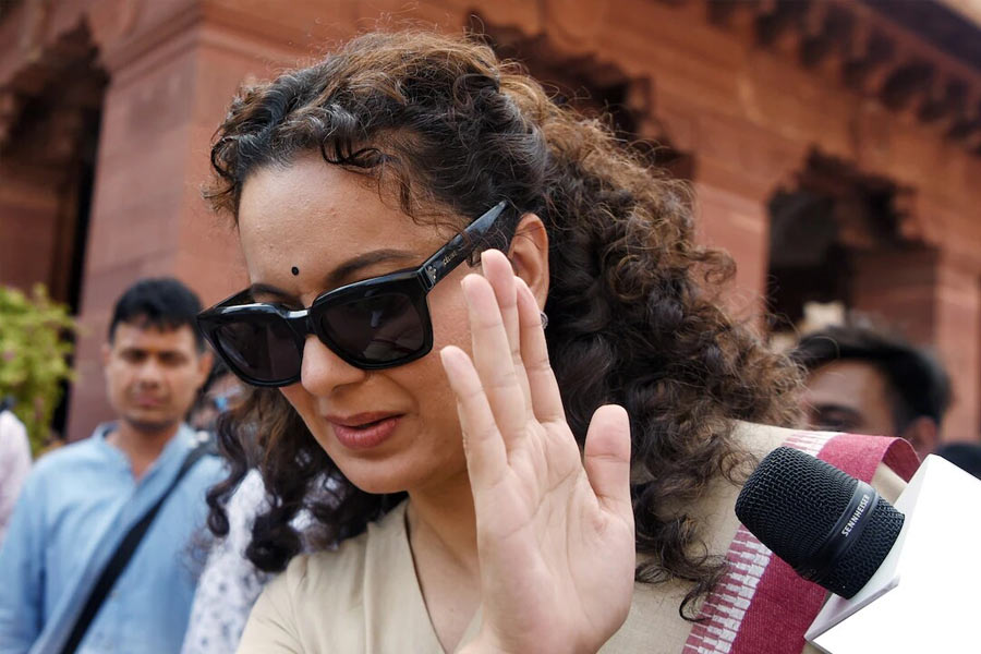 ২০২০-’২১ সালে কেন্দ্রের বিতর্কিত কৃষি আইন বাতিলের দাবিতে দিল্লির সীমান্তে চলা কৃষক বিক্ষোভে অংশ নেওয়া কৃষকদের একাংশকে তিনি সোশ্যাল মিডিয়ায় ‘সন্ত্রাসবাদী’ ও ‘খলিস্তানি’ বলে কটূক্তি করেন কঙ্গনা। 