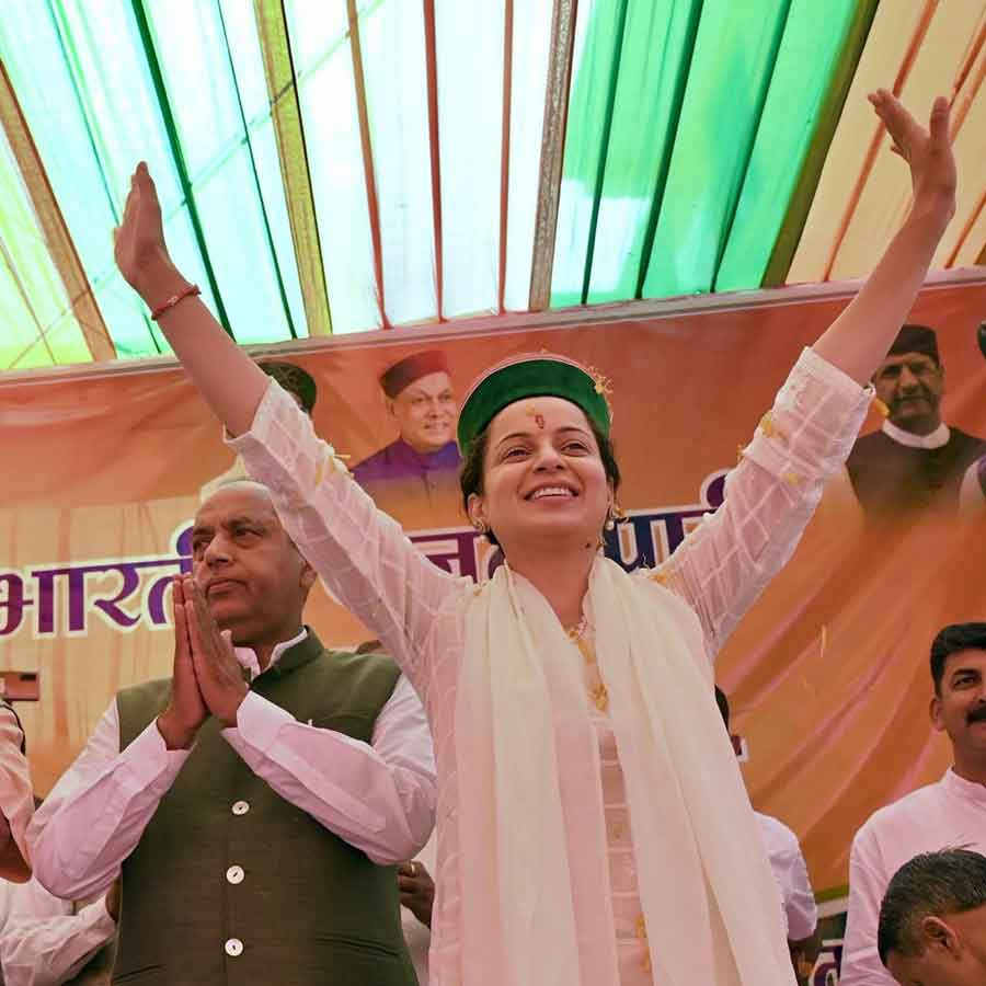 কর্নাটকের একটি আদালতে কঙ্গনার বিরুদ্ধে অপরাধ আইনের ৪৪ (মর্যাদাহানি), ১০৮ (অপরাধমূলক কাজে মদত দেওয়া), ১৫৩ (দাঙ্গায় উস্কানি), ১৫৩এ (ভিন্ন গোষ্ঠী ও সম্প্রদায়ের মধ্যে শত্রুতায় ইন্ধন জোগানো) এবং ৫০৪ (সামাজিক শান্তি-শৃঙ্খলা লঙ্ঘিত হয় এমন অবমাননাকর মন্তব্য করা) ধারায় মামলা দায়ের হয়েছিল। কঙ্গনা দরিদ্র কৃষকদের চরম অপমান করেছেন বলে অভিযোগ উঠতে শুরু করে চারদিকে। যদিও তিনি কখনও কৃষকদের ‘সন্ত্রাসবাদী’ বলেননি বলে পাল্টা দাবি করেছিলেন।