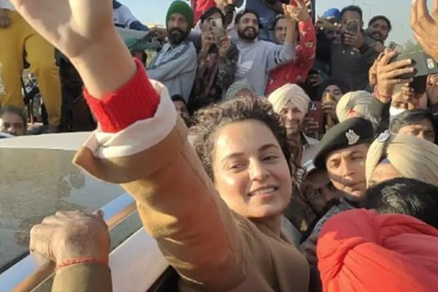 ২০২১ সালে একটি সংবাদমাধ্যমের অনুষ্ঠানে গিয়ে ভারতের স্বাধীনতা নিয়ে বেফাঁস মন্তব্য করেছিলেন কঙ্গনা। বলেছিলেন, ‘‘১৯৪৭ সালে যে স্বাধীনতা পেয়েছিলাম, তা আসলে ভিক্ষা। ২০১৪ সালে ভারতীয় নাগরিকেরা আসল স্বাধীনতা পেয়েছেন।’’