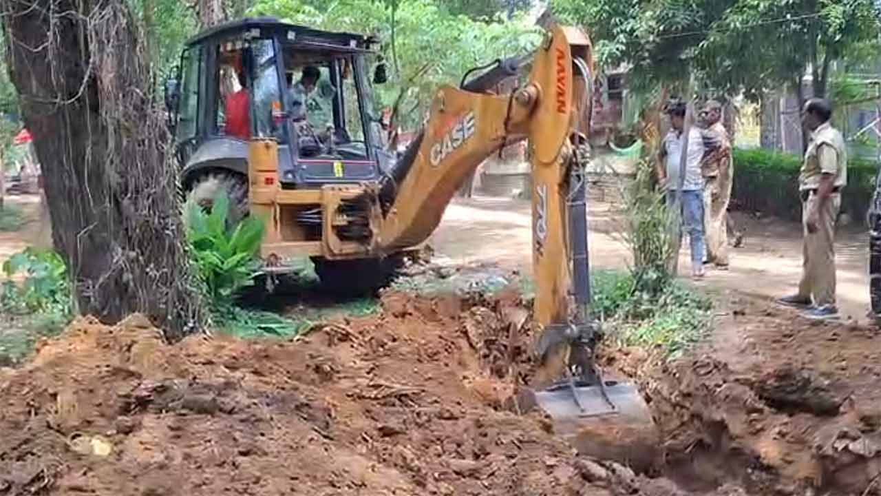 সোনাঝুড়ি জঙ্গলের রাস্তা খনন করছে বুলডোজ়ার।