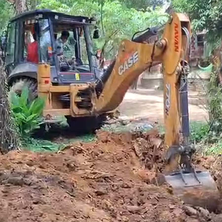 সোনাঝুড়ি জঙ্গলের রাস্তা খনন করছে বুলডোজ়ার।