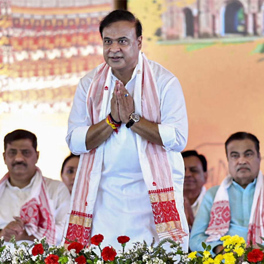 পুনরায়: অসমে মুখ্যমন্ত্রী হিসাবে শপথ নিলেন হিমন্তবিশ্ব শর্মা। ১২ মে, গুয়াহাটি।