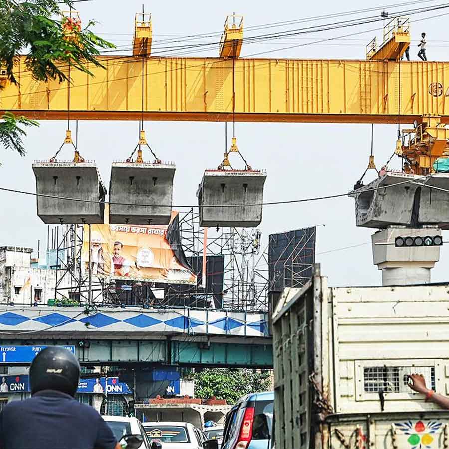 চিংড়িঘাটা মোড়ে শেষ হল মেট্রো রেলের কাজ।