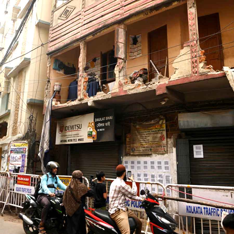 100 petitioners draw attention of Calcutta High court challenging the demolition of illegal construction at Kasba, Topsia dgtl