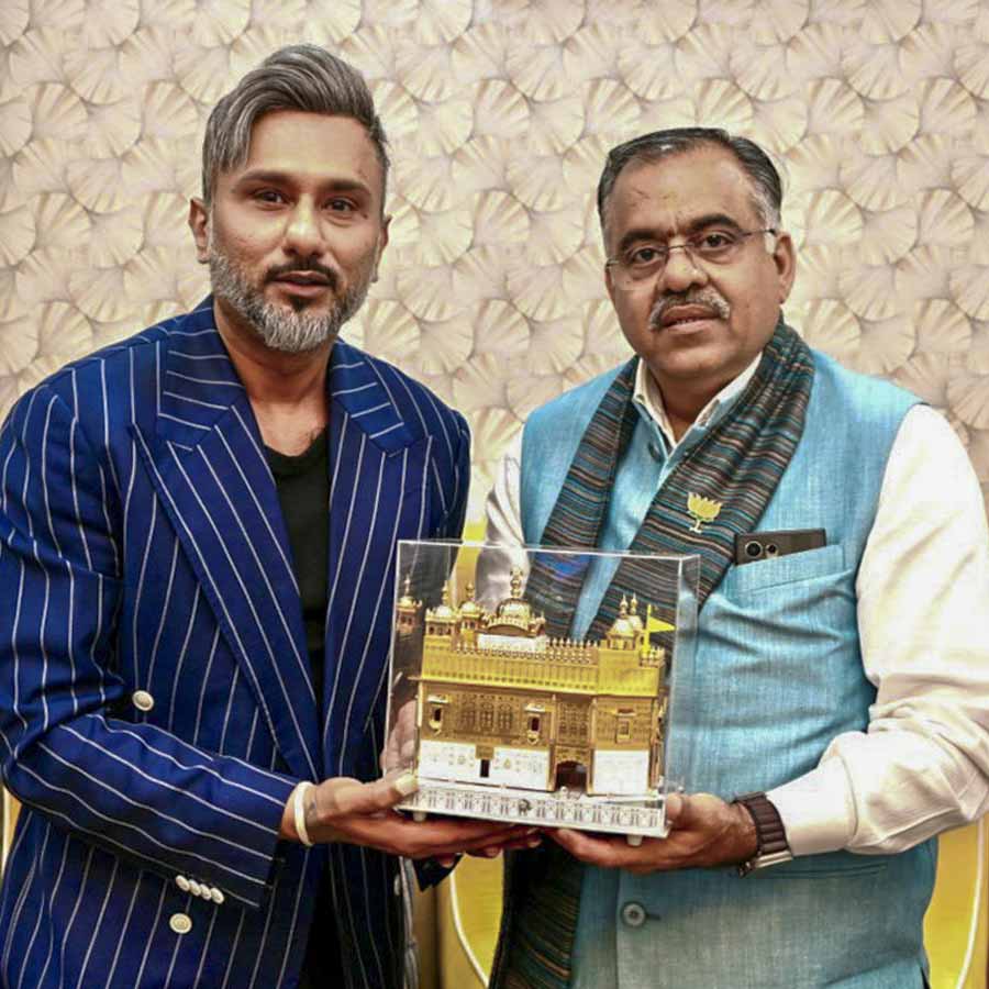 বিজেপি নেতার সঙ্গে দেখা হনী সিংহের!