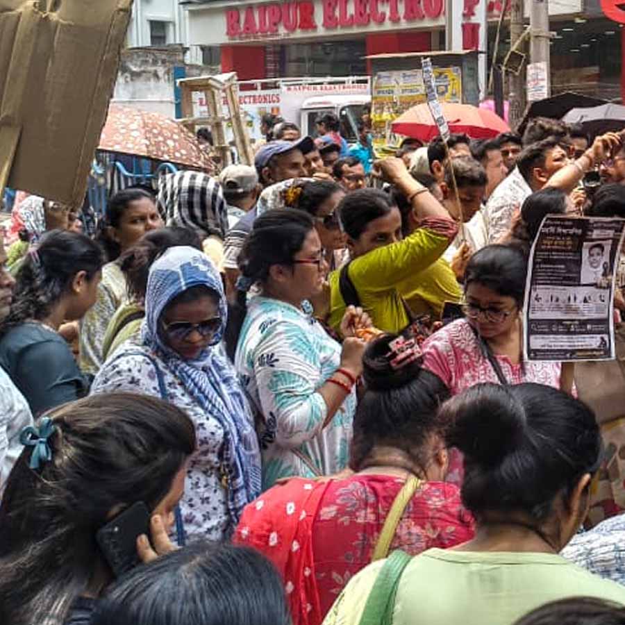 স্কুলের সামনে অভিভাবকদের বিক্ষোভ।