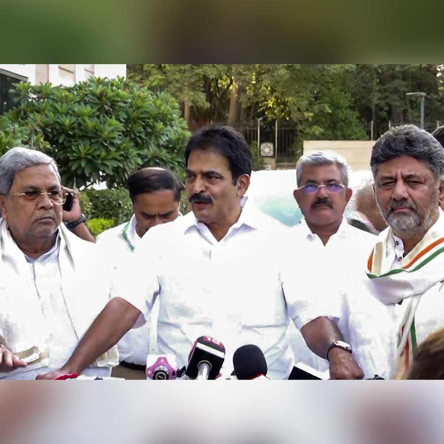 সামনের সারিতে বাঁদিক থেকে— সিদ্দারামাইয়া, কেসি বেণুগোপাল এবং ডিকে শিবকুমার।