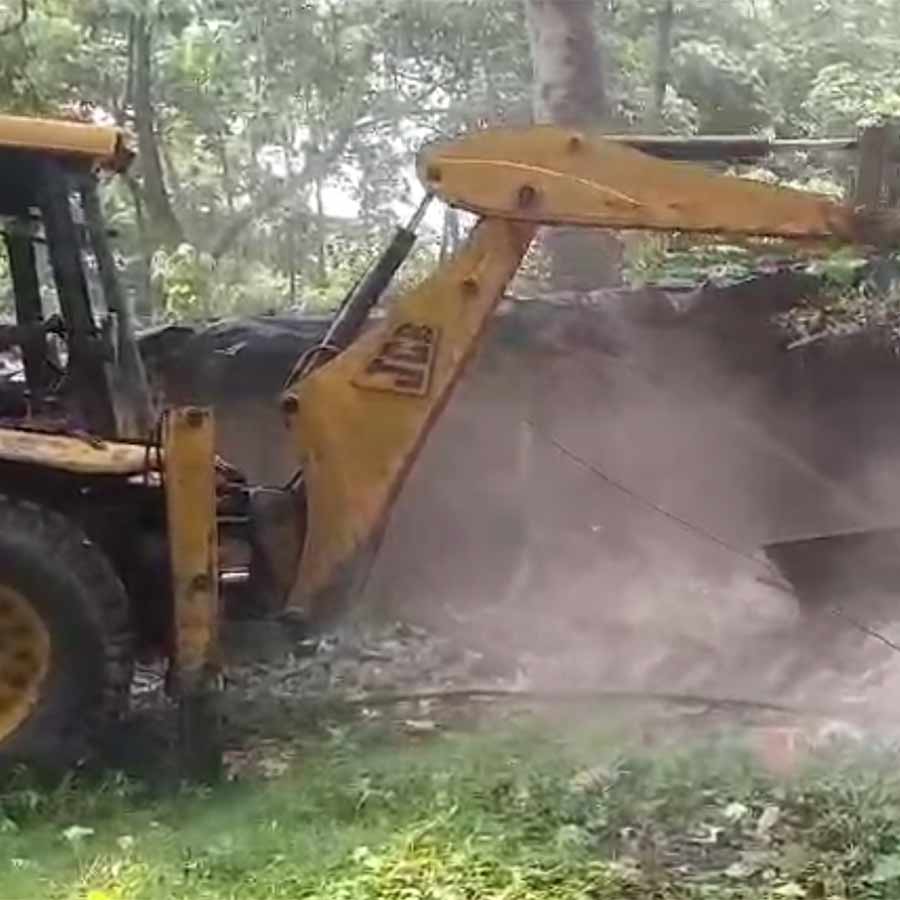বুলডোজ়ার দিয়ে দখলমুক্ত করা হচ্ছে জমি।
