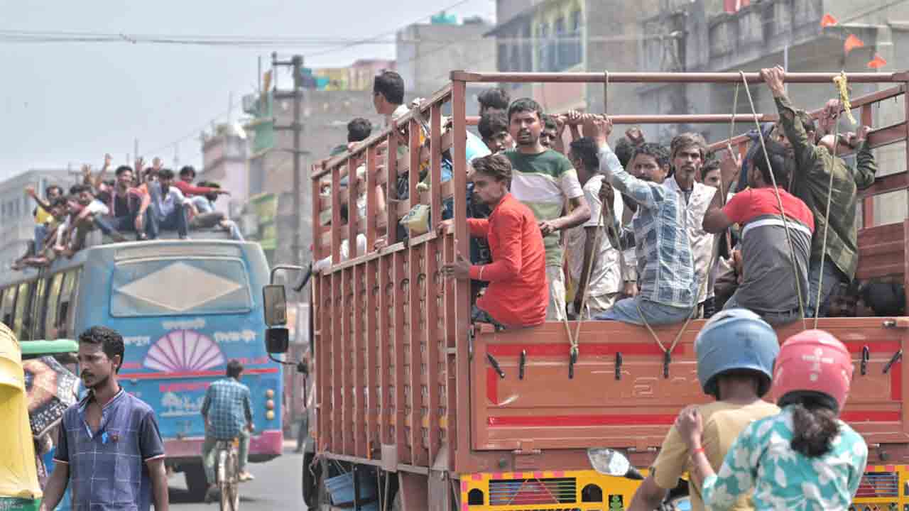 Migrant Labour returning home.