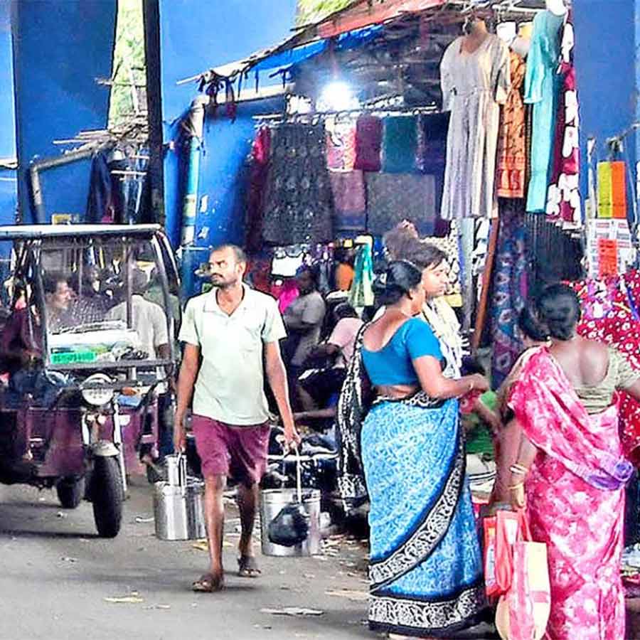 Mangalahat vendors finally got conditional permission to set up stalls on the sidewalk