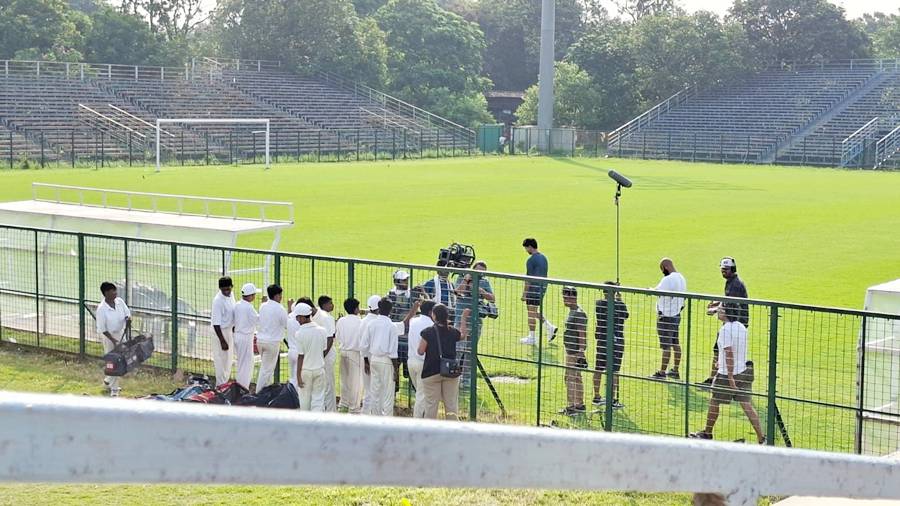 শুটিংয়ের ফাঁকে রাজকুমার এবং শিশুশিল্পীরা।