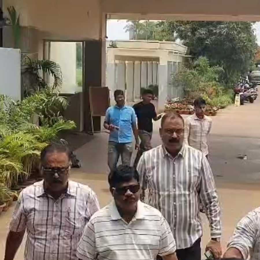 বিষ্ণুপুরের তৃণমূল বিধায়ক দিলীপ মণ্ডল (চোখে সানগ্লাস পরা)।