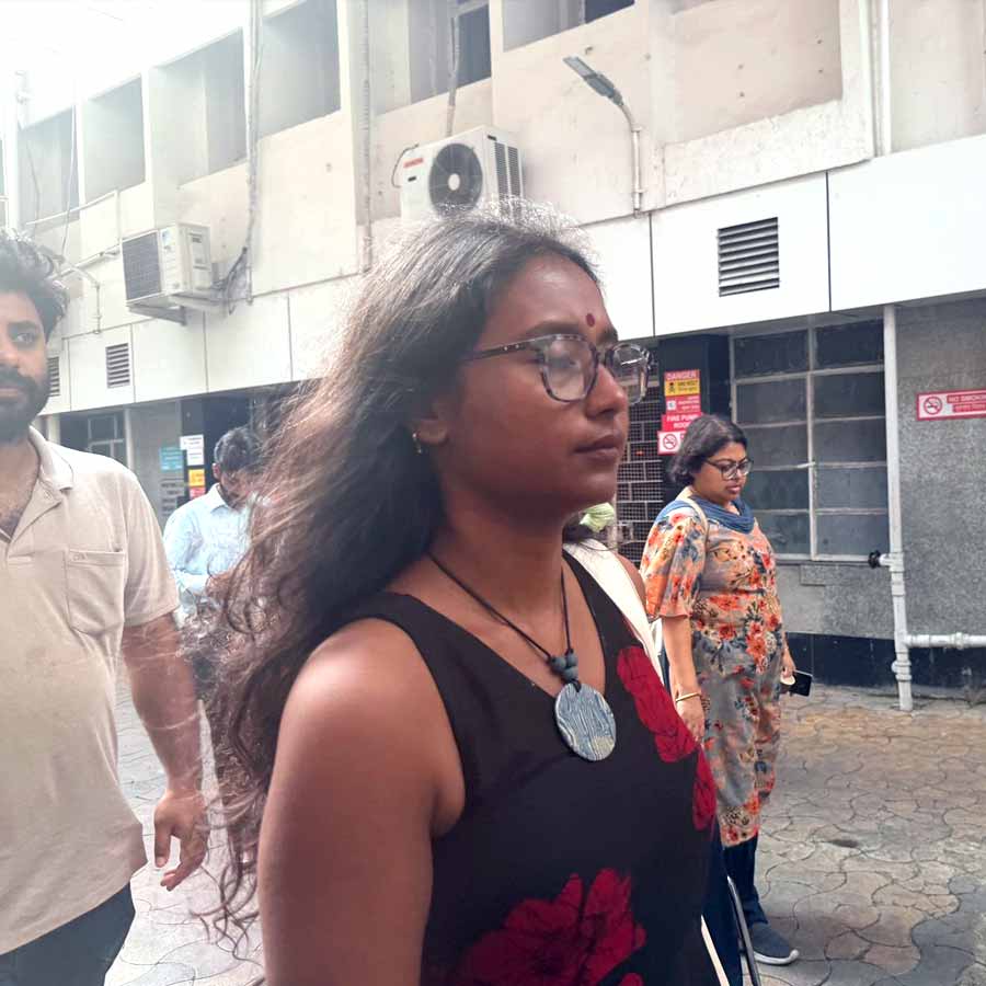 হাসপাতালে ঢোকার মুখে ক্যামেরাবন্দি দীপ্সিতা ধর।