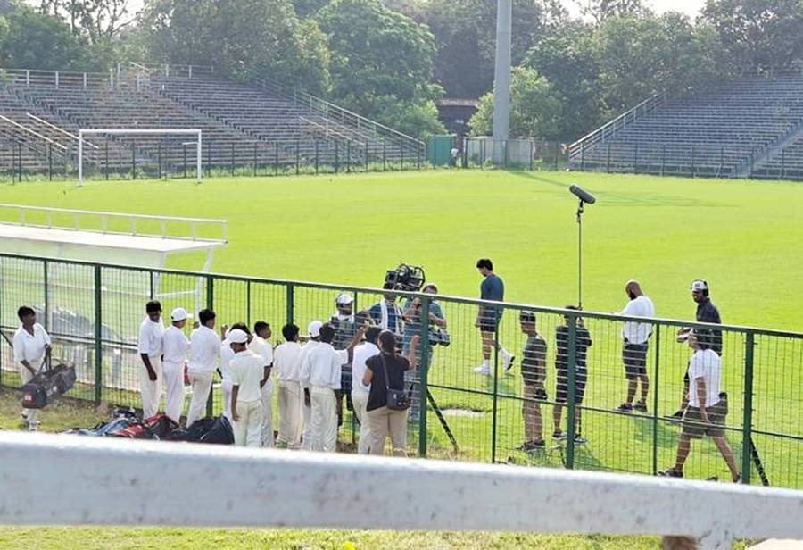 ঘড়ির কাঁটা ৭টার ঘরে। রাজকুমার রাও ‘সৌরভ গঙ্গোপাধ্যায়’-এর সাজে। এরিয়ান ক্লাবের মাঠে তাঁকে ঘিরে উৎসাহী খুদের দল। তার পর?