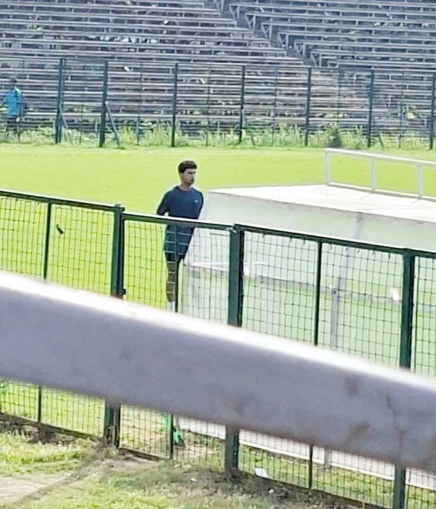 সকালের শুট হিসাবে এই দৃশ্যই ছিল রাজকুমারের। তাঁর গা ঘামানোর দৃশ্য ক্যামেরাবন্দি হয়। কপালে বিন্দু বিন্দু ঘাম। গালে ‘সান গার্ড’ রং। সৌরভ, না কি পর্দার নায়ক? দেখে বোঝা কঠিন।
