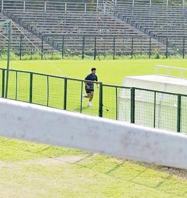 ‘দাদা’ ঘিরে থাকা খুদেরাও কিন্তু অভিনেতা। তারা দূরে দাঁড়িয়ে দেখছে, কী ভাবে সৌরভ প্রতি দিন প্র্যাকটিস করেন।