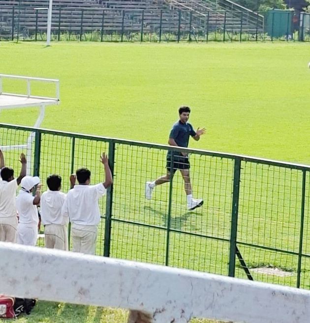 চিত্রনাট্য মেনে এক খুদে ভক্ত সৌরভের মতোই জামা খুলে বনবন করে ঘুরিয়েছে! এই দৃশ্য বুঝিয়েছে, লর্ডসের ঘটনায় ‘দাদা’ বিশ্বখ্যাত। সেই খ্যাতি নিয়ে নিজের শহরে ফিরেছেন তিনি।