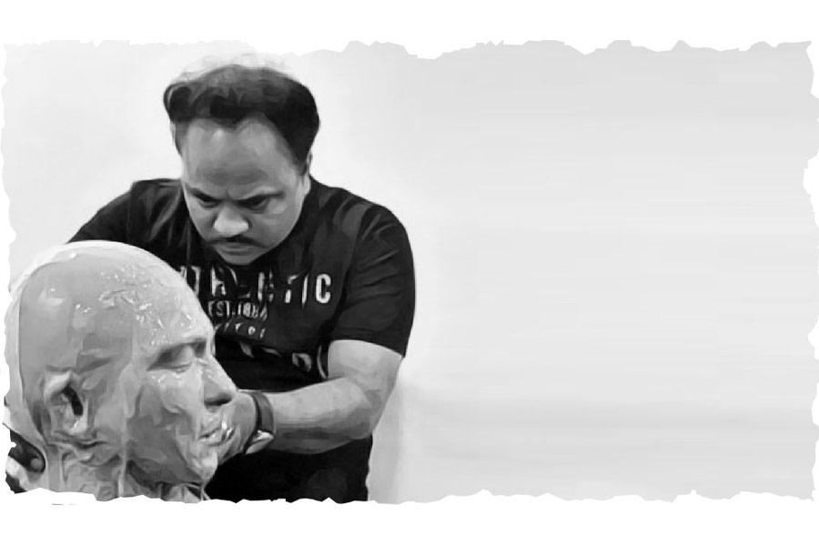 প্রস্থেটিক রূপটানে ব্যস্ত সোমনাথ কুণ্ডু। 