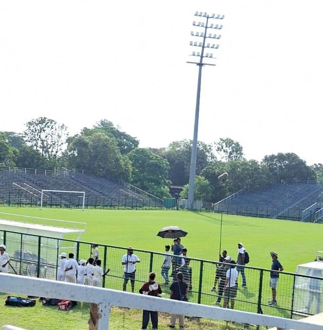 এ ভাবেই দফায় দফায় সারা দিন ধরে শুটিং চলেছে। ক্লাবের কর্মীদের কথায়, “শুরুতে ফুটবল খেলতেন সৌরভ। এরিয়ান ক্লাবের হয়ে প্রথম ক্রিকেট খেলা তাঁর। তাই এরিয়ান ক্লাবের মাঠে শুটিং হচ্ছে।”