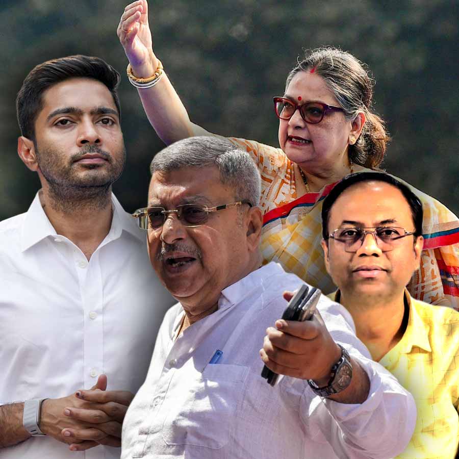 (বাঁ দিক থেকে) অভিষেক বন্দ্যোপাধ্যায়, কল্যাণ বন্দ্যোপাধ্যায়, অরূপ চক্রবর্তী এবং কাকলি ঘোষ দস্তিদার।