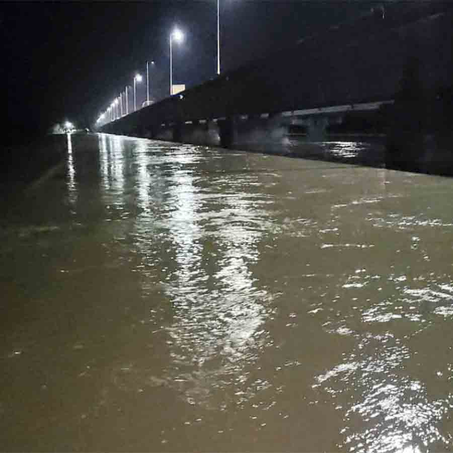 জল বাড়ছে তিস্তায়। বুধবার রাতে।