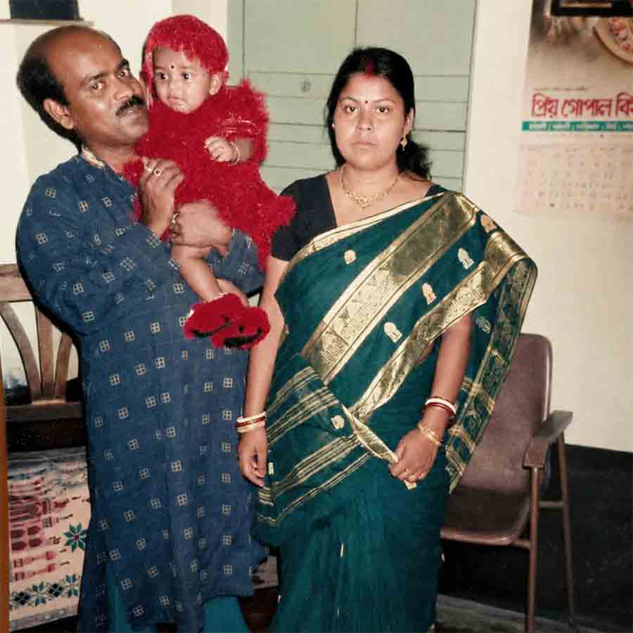 বাবা প্রসেনজিৎ আটার কোলে শিশু পৌলমী। পাশে মা যূথিকা আটা। খাতায়কলমে এখনও নিখোঁজ প্রসেনজিৎ।