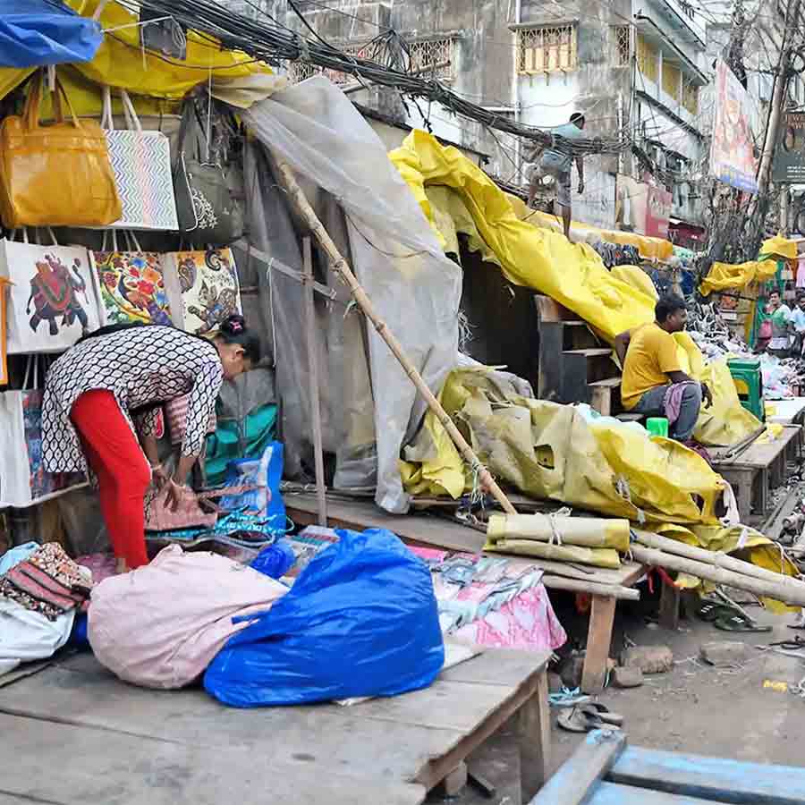 তড়িঘড়ি: ফুটপাত ও রাস্তার একাংশ জুড়ে আর করা যাবে না ব্যবসা। পুলিশের এই ঘোষণার পরেই জায়গা ছেড়ে উঠে পড়ছেন হকারেরা।