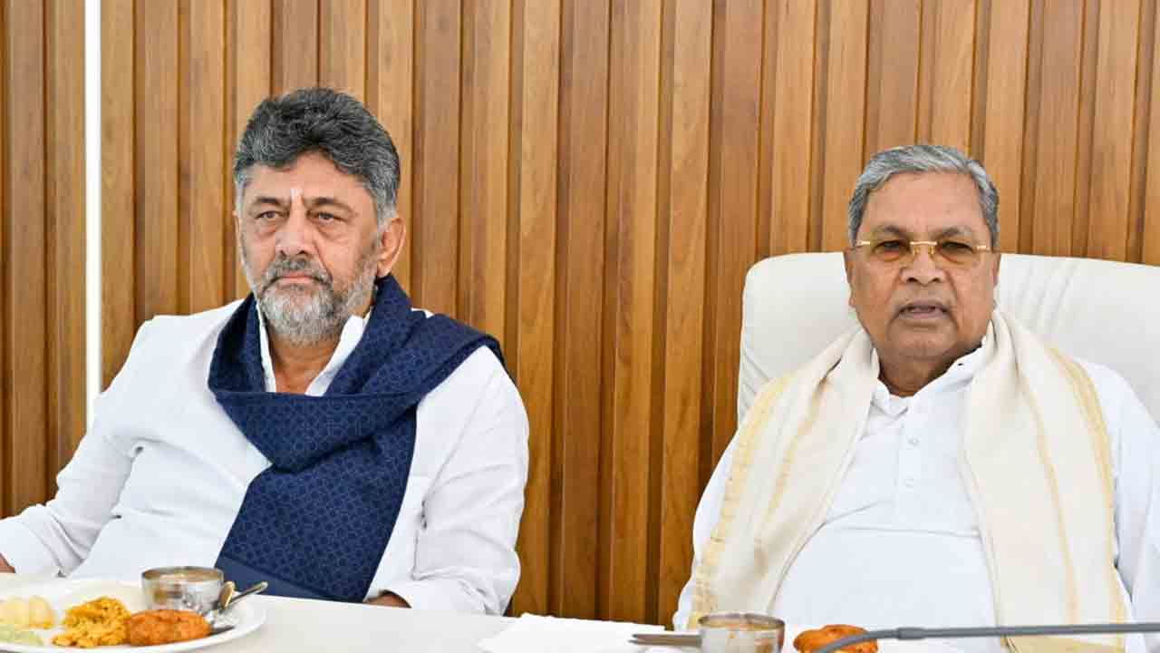 মুখ্যমন্ত্রীর বাসভবনে ডিকে শিবকুমার এবং মুখ্যমন্ত্রী সিদ্দারামাইয়া। বৃহস্পতিবার প্রাতরাশে। ছবি: পিটিআই।