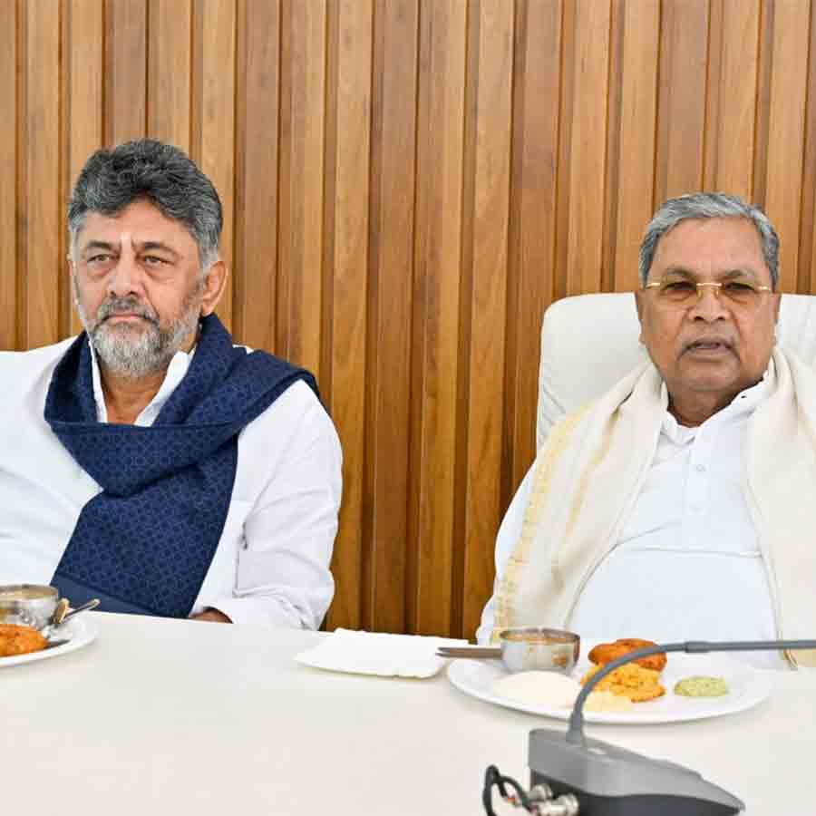 মুখ্যমন্ত্রীর বাসভবনে ডিকে শিবকুমার এবং মুখ্যমন্ত্রী সিদ্দারামাইয়া। বৃহস্পতিবার প্রাতরাশে। ছবি: পিটিআই।