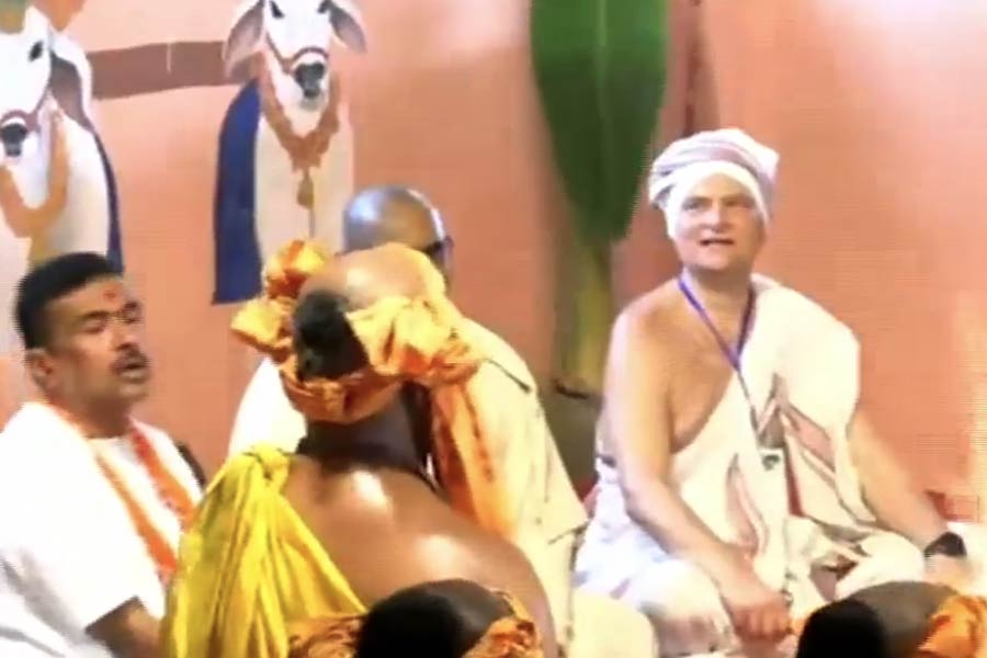 বৃহস্পতিবার মায়াপুরে গোমাতার পুজোয় মুখ্যমন্ত্রী শুভেন্দু অধিকারী।