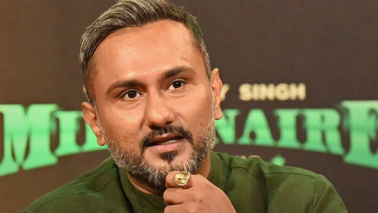 পরচুলা পরেন হনী!