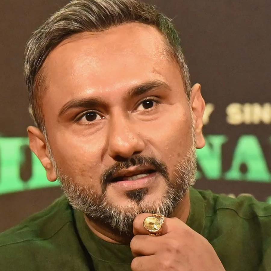 পরচুলা পরেন হনী!