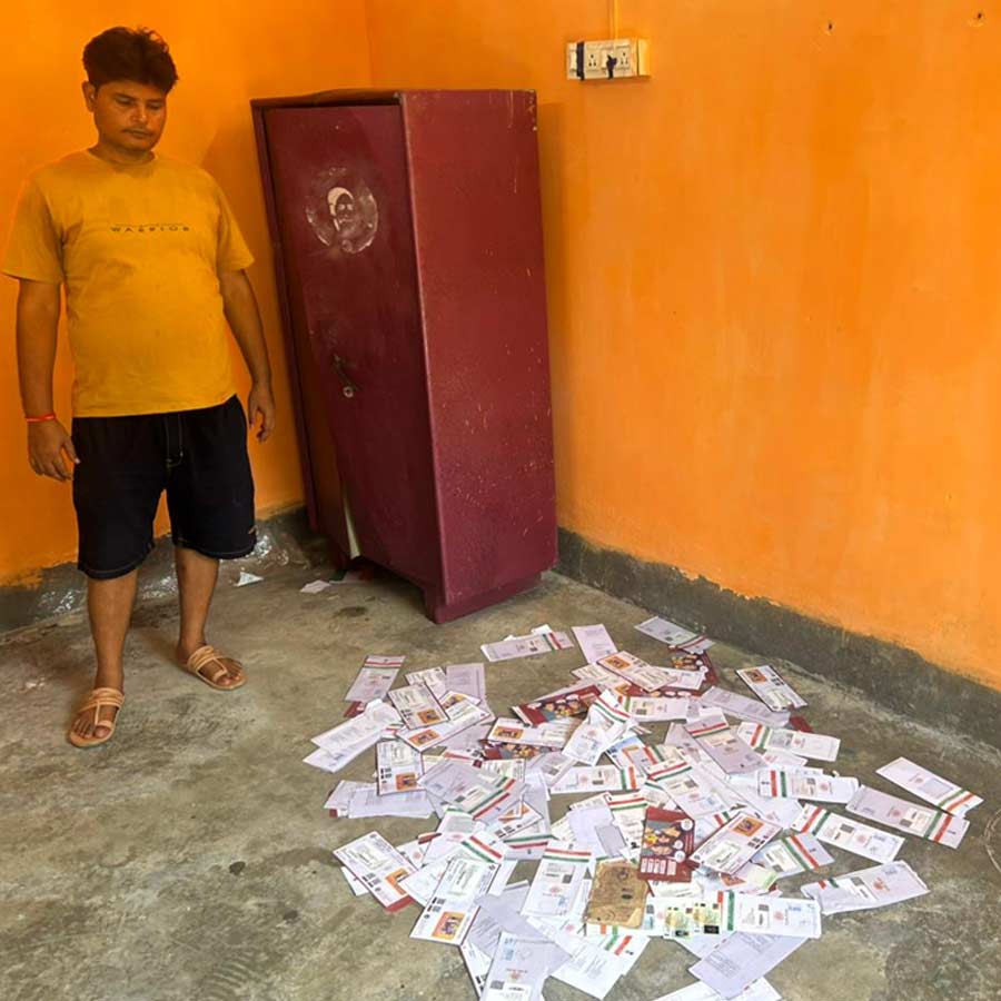 তৃণমূল কার্যালয়ে উদ্ধার হওয়া আধার কার্ড। বৃহস্পতিবার ট্যাংরায়।