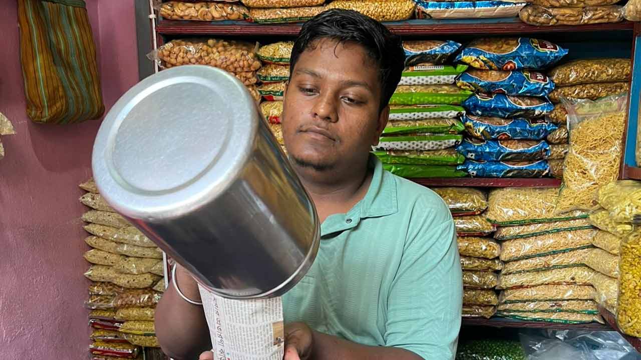 দোকানে ঝালমুড়ি বানাতে ব্যস্ত বিক্রম। নিজস্ব চিত্র।