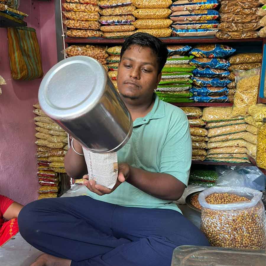 দোকানে ঝালমুড়ি বানাতে ব্যস্ত বিক্রম। নিজস্ব চিত্র।