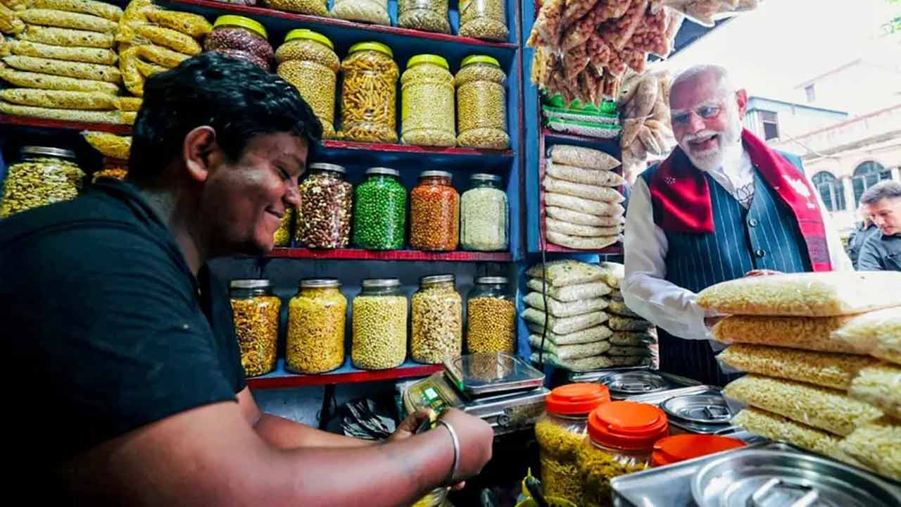গত ১৯ এপ্রিল ঝাড়গ্রামে বিক্রমের দোকানে প্রধানমন্ত্রী নরেন্দ্র মোদী। ছবি: সংগৃহীত।