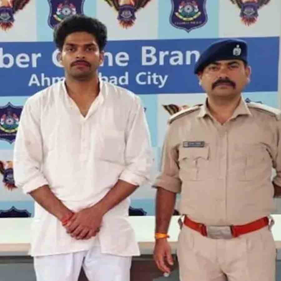 দিল্লিতে গ্রেফতার অভিযুক্ত যুবক (সাদা জামা পরা)। ছবি: সংগৃহীত।