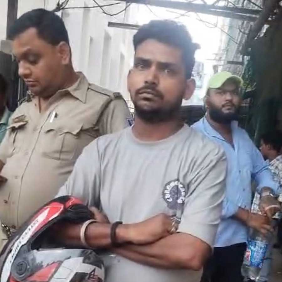 অভিযুক্তকে পুলিশে হাতে ধরিয়ে দেওয়া সেই রাজকুমার।