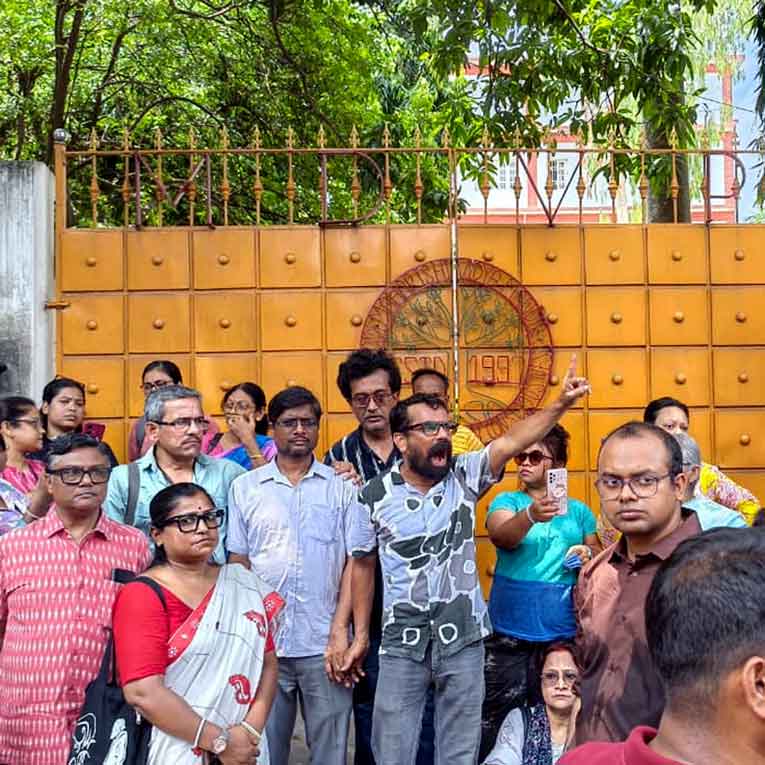 স্কুলের সামনে বিক্ষোভ অভিভাবকদের।