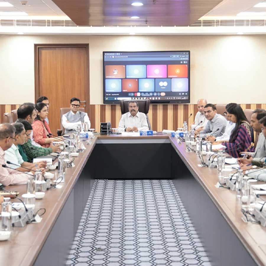 কেন্দ্রীয় শিক্ষামন্ত্রী ধর্মেন্দ্র প্রধান সিবিএসই-এর সদর দফতরে বৈঠক করেছেন।