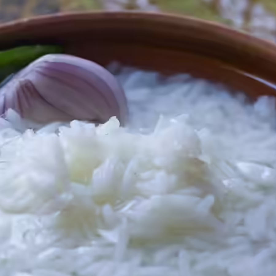 বঙ্গদেশে ঠিক কবে জল ঢালা ভাতের আবির্ভাব, তা স্পষ্ট নয়। তবে মুকুন্দরাম চক্রবর্তীর ‘চণ্ডীমঙ্গল’ থেকে বিজয় গুপ্তের ‘মনসামঙ্গল’-এ পান্তা ভাতের উল্লেখ পাওয়া যায়। ভাতই ছিল গৌড়বঙ্গের প্রধান খাবার। দিনের শেষে বেঁচে যাওয়া ভাতই সংরক্ষণের প্রয়োজনে জল ঢেলে রাখার পন্থা শুরু হয় বলে অনুমান।