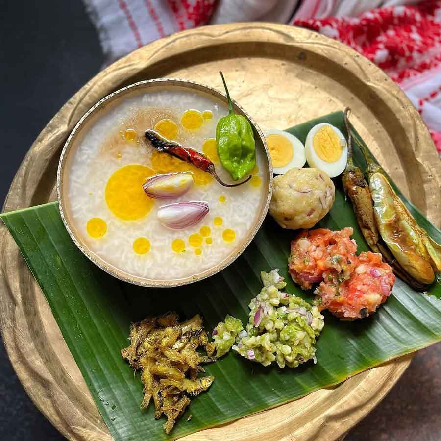 অসমে গরমে শরীর ঠান্ডা রাখতে খাওয়া হয় 'পইতা ভাত'। পন্থা বাংলার পান্তার মতোই। তবে জল ঢেলে মজিয়ে নেওয়া ভাতে মেশানো হয় অল্প কিছুটা টক দই। উপর থেকে ছড়িয়ে দেওয়া হয় সর্ষের তেল। সঙ্গে খাওয়া হয় আলুর চোখা থেকে রকমারি ভাজা, কাঁচা পেঁয়াজ, শুকনো লঙ্কা।